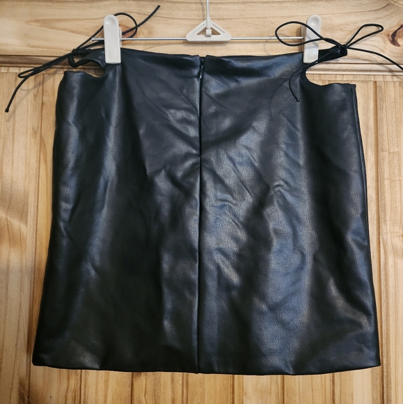 Faux leather side cuttout mini skirt - black - Picture 2 of 3